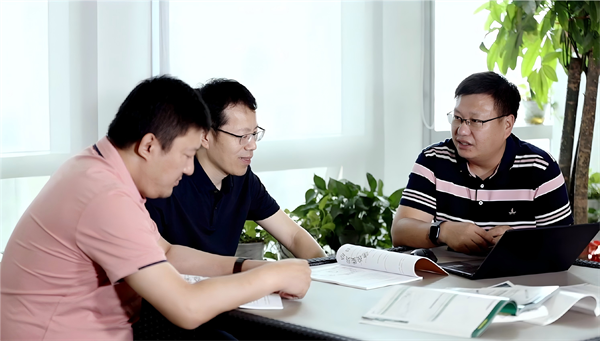 1723514971373352QKSq.png 03与同事探讨工作照.png