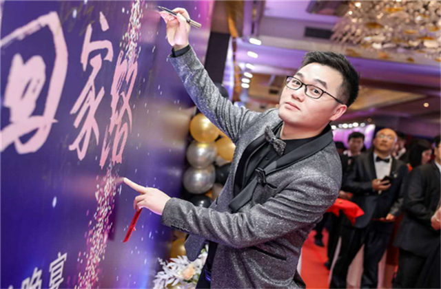 【高光“疫”事】勇敢逆行的特殊“网约车”——PA尊龙凯时90后，用信念打通生命运输线